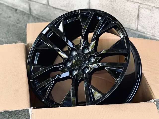 C083 R22 9J ET20 6x139,7 78.1 Gloss Black